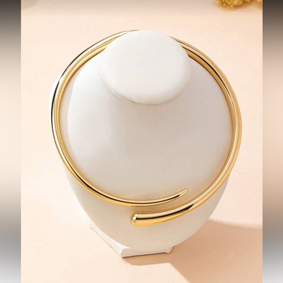 Elegant Gold Choker Necklace - Picture 2 of 5